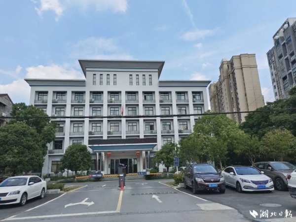 湖北一地21个机关行状单元，围墙全拆了